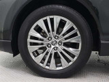 高輝度シルバー塗装された19インチアルミホイールが装着されています。タイヤサイズ225/55R19