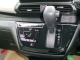 操作しやすいシフトレバーとタッチ式エアコンパネルで運転も楽々です。