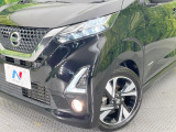 【LEDヘッドライト】悪天候や夜間走行時も良好な視界を確保し安心して運転できる高輝度LEDヘッドライトを装備!点灯速度が早く、消費電力も抑えられています。