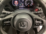 ステアリングホイール・後ろの減速セレクターは、左右に取り付けられた2つのパドルスイッチで減速の強さを調整。 左側の「-」を操作すると減速を強く、右側の「+」を操作すると減速を弱くすることができます。