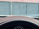 運転視界の遠方上方に虚像を投影することで前を見ながら情報の視認ができます。本当にドライバーが必要な情報を適切に伝え、楽しんで頂くことを考えた新世代装備です。※虚像は2.6m前方に浮かぶイメージです。