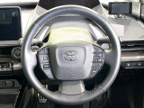 インテリアに合わせたデザインのステアリングは、運転される方のことも考え、運転しやすい形状、大きさです。是非一度、実際に触ってお確かめください。