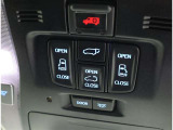 電動式バックドアです。 荷物を持ったままでもボタン一つで自動的に開け閉めできるので便利ですよ。挟み込み防止機能も付いていますのでお子様の手や荷物を挟み込むのを防いでくれますよ