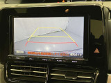車庫入れなど後進運転時に死角をモニターで確認ができて安全です♪ ステアリング操作の参考になるガイド線も表示しますので車庫入れがニガテな方も安心ですネ!