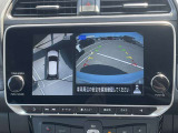 アラウンドビューモニターは4方のカメラで真上から車を見たようにモニターで確認ができる日産の自慢の装備です。是非実際の車で体感してみてください。