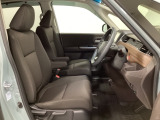女性でも運転がしやすいように、シートの高さ調整機能(シートリフター)がついています。広い足元にゆったり座れるシートには肘掛も装備しており長距離の運転でも疲れにくいシートです。
