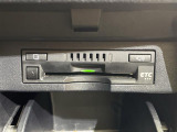 【ETC】有料道路を利用する際に料金所で停止することなく通過できる、ETC車載器(ノンストップ自動料金収受システム機器)が装備されています。セットアップを行うことで利用可能になります。