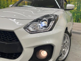 【LEDヘッドライト】悪天候や夜間走行時も良好な視界を確保し安心して運転できる高輝度LEDヘッドライトを装備!点灯速度が早く、消費電力も抑えられています。