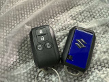 キーを取り出さずにドアを施錠&解錠。クルマの始動も可能です。