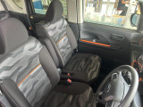 ゆったり座れて、長時間の運転も疲れにくいフロントシート!ホールド性も良く運転に集中できるシートです!