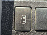 片側パワースライドドア装備。運転席に座ったまま、ボタンひとつでスライドドアを開閉できます。お子様の送り迎えや荷物が多い際にも大変重宝します。