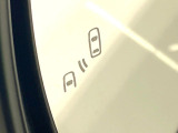 【ブラインドスポットモニター】走行中、ドアミラーの死角になりやすい箇所に後続車が接近するとサイドミラー付近に警告を表示、ドライバーに注意喚起をしてくれます。
