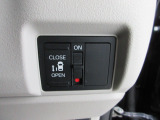 片側電動スライドドア。荷物で手が塞がる時など簡単にドアの開閉が出来ます。何より力いらずで開閉OK。女性やお年寄りにも優しい。電動機能はOFFにもできますから元気なお子様の駆け出しも安心。