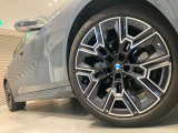 BMWの純正アロイホイールは軽量かつ強度にも優れているホイールで走行性能を引き上げる設計になっております。足元にもBMWは妥協がなくこだわっている個所になります。
