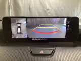 狭い場所での駐車やすれ違いなどでより的確な運転操作に役立つ360&deg;ビューモニターが装備されています。