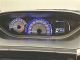 視認性に優れたメーターを採用しており、走行中でも車速や情報が分かりやすく表示されます。運転時の視線移動をむりのない範囲に抑え、快適で安心感のあるドライブをサポートします。