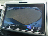 バック駐車が苦手な方や、初めてのお車で不安な方でも後方をナビ画面に映してくれるので、ラクラク停められます。