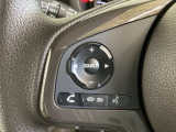 ステアリングスイッチがついていますので、オーディオのチャンネル変更、ボリューム、ジャンル変更が操作可能です。ハンドルから手を離さず安全に操作できます。