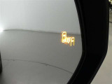&rdquo;隣の車線を走る車両をレーダーで検知し、ドアミラーでは確認しにくい後側方エリアに存在する車両に加えて、急接近してくる車両も検知します。車両を検知するとドアミラーに搭載されたLEDインジケーターが点灯