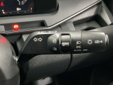 【オートライト】車のセンサーが周囲の明るさを感知し、自動でヘッドライトを点灯・消灯する機能です。この機能は夕暮れ時の交通事故が多い時間帯の安全性を高めてくれます。
