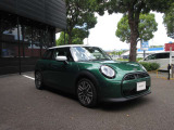 電気自動車・PHEVモデルには高電圧バッテリー保証を自動付帯。先進の走りを安心とともにお楽しみいただけます。