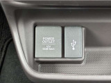 フロントにナビ接続用USBジャックとアクセサリーソケットを装備しています。