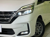 【LEDヘッドライト】悪天候や夜間走行時も良好な視界を確保し安心して運転できる高輝度LEDヘッドライトを装備!点灯速度が早く、消費電力も抑えられています。