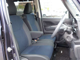 運転席シート、アームレスト付きです。