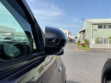 こちらのデジタルインナーミラーは、車のリアガラスに取り付けたカメラを通して後方を確認するため、乗員や荷物ヘッドレストに干渉されずにクリアな視界が確保できます。