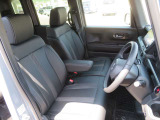 フロントシートはベンチシートとなっていて、運転席と助手席の移動ができます。また、運転席と助手席の間に、アームレストが装備されています。