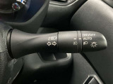 【オートライト】車のセンサーが周囲の明るさを感知し、自動でヘッドライトを点灯・消灯する機能です。この機能は夕暮れ時の交通事故が多い時間帯の安全性を高めてくれます。