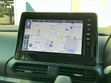 日産オリジナルナビゲーション。大型モニターを採用。画面が大きいので、タッチ操作もスムースで快適です。