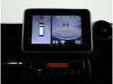 トップビュー&フロントビュー・車両に取り付けたフロント、サイド、バックカメラの映像を合成して画面上に表示させることで、低速時の運転を補助する装置です。