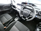 【運転席まわり】・・・ハンドルやシートなども隅々までクリーニング済み。キレイな車内でドライブがより一層快適にお楽しみいただけると思います。