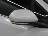 サイドターンランプ付きドアミラー。車両のドレスアップと右左折時の被視認性を兼ね備えたお洒落なミラーです。