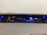 デジタル表示のスピードメーターとタコメーターを大きく配した見やすいメーター部になっています。左側のインフォメーション画面でオドメーターや燃費などの情報を確認できます。