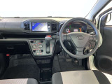 運転席周りのレイアウトをご覧ください。ナビゲーションが綺麗に装着されすっきり収まってますね!