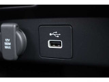 USBジャックに接続すれば車内で音楽再生だけではなくスマートフォン等の機器へ充電可能です。
