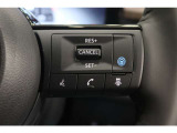 【プロパイロット】ドライバーが設定した車速を上限に、先行車と車速に応じた車間距離を保ちながら、車線中央を走行するための運転操作を支援します。