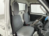 シンプルながら機能性あふれる運転席廻りです。視界性もよく、運転しやすいですよ。