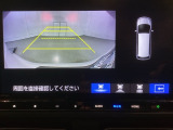 バックでの車庫入れも安心です! リアカメラが付いているバックモニター付のナビを装備しております。バンパーについているソナーや、操作線もついており距離感も画面から確認できます。