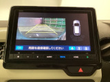 バックギアに入れますとご覧のような画像に自動的に切り替わります。車庫入れ時に役立ちます。