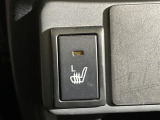 【シートヒーター】シートを温めてくれる暖房機器です!長時間座っていると負担が掛かりやすい背中や腰、または冬場などの寒い日に冷えやすい脚部に快適なぬくもりを伝えます。