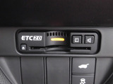 ETC2.0対応の車載器付きです。高速料金の支払いだけではなく、高速道路上のアンテナと相互通信をして渋滞情報や迂回路への案内を音声やナビ画面に表示します。
