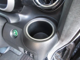 運転席と助手席にはドリンクホルダーがあります。取りやすい位置にありますからドライブも楽しくなりますね!