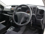 運転席から手の届くところに、ビジネスシーンに欠かせないアイテムを収納できるスペースを充実。ドライバーの幅広い用途に対し、実用性高く利便性にも配慮しています。