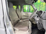 運転席まわりには十分なスペースがあり、大柄な方でもゆったり運転していただける環境です。