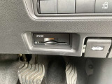 運転席の右下にETCがビルトインされています。高速道路では便利ですね!