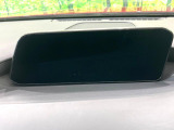 【8.8インチマツダコネクト】車内の雰囲気にマッチした大型のディスプレイ。スマホ接続でのナビ使用やBluetooth再生等、様々な機能が楽しめます。直感的なダイヤル操作が可能で、使い勝手も良好です。