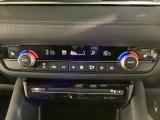 温度の設定のみで快適な風量やモードなどを自動調整してくれるフルオートエアコンを装備!